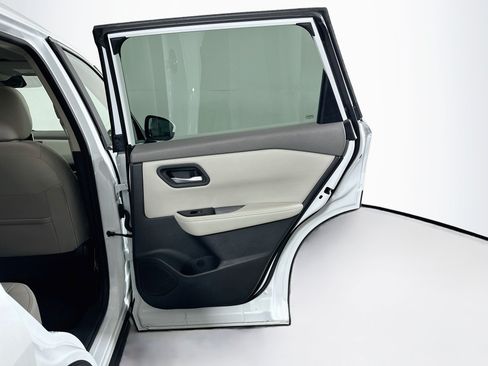 Used 2025 Nissan Rogue SV FWD image 29