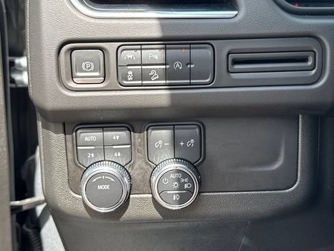 Used 2024 GMC Yukon AT4 AWD/4WD image 37