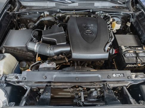Used 2018 Toyota Tacoma SR5 AWD/4WD image 21
