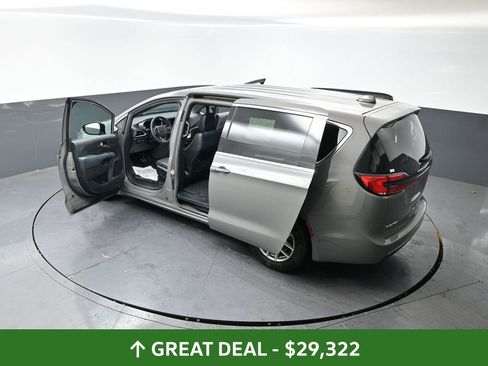 Used 2025 Chrysler Pacifica Select image 61