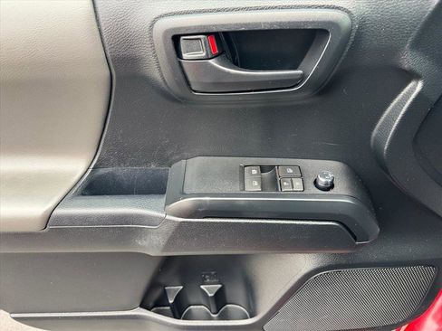 Used 2016 Toyota Tacoma SR image 15