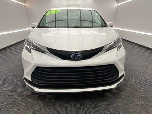 Used 2022 Toyota Sienna LE FWD image 2