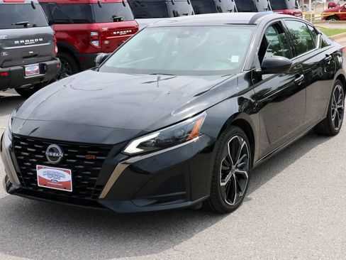 Used 2024 Nissan Altima 2.5 SR FWD image 2