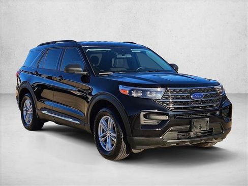 Used 2022 Ford Explorer XLT image 3