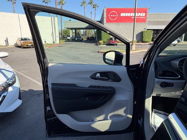 Used 2024 Chrysler Pacifica Limited FWD image 15