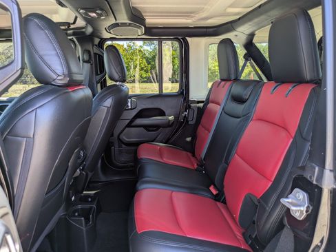 Used 2018 Jeep Wrangler Unlimited Sahara w/ Safety Group image 17