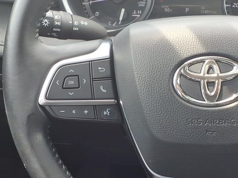 Used 2021 Toyota Highlander XLE AWD/4WD image 10