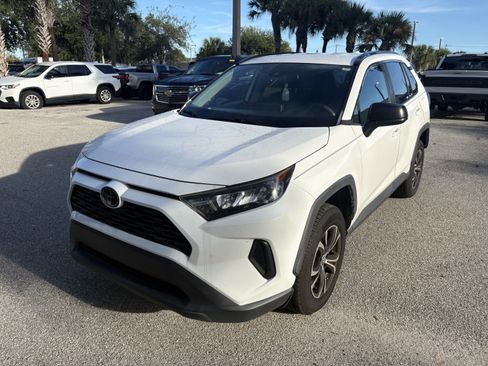 Used 2019 Toyota RAV4 LE FWD image 3