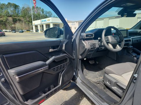 Used 2025 Toyota Tacoma TRD Off-Road image 19