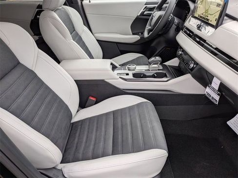 New 2025 Mitsubishi Outlander SE image 31