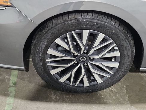 Used 2024 Nissan Altima 2.5 SV FWD image 14