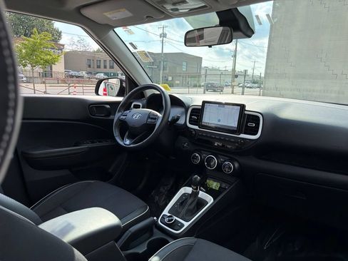 Used 2025 Hyundai Venue Limited FWD image 12