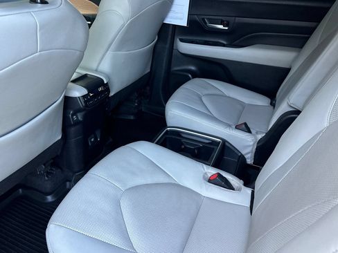 Used 2024 Toyota Grand Highlander AWD image 12