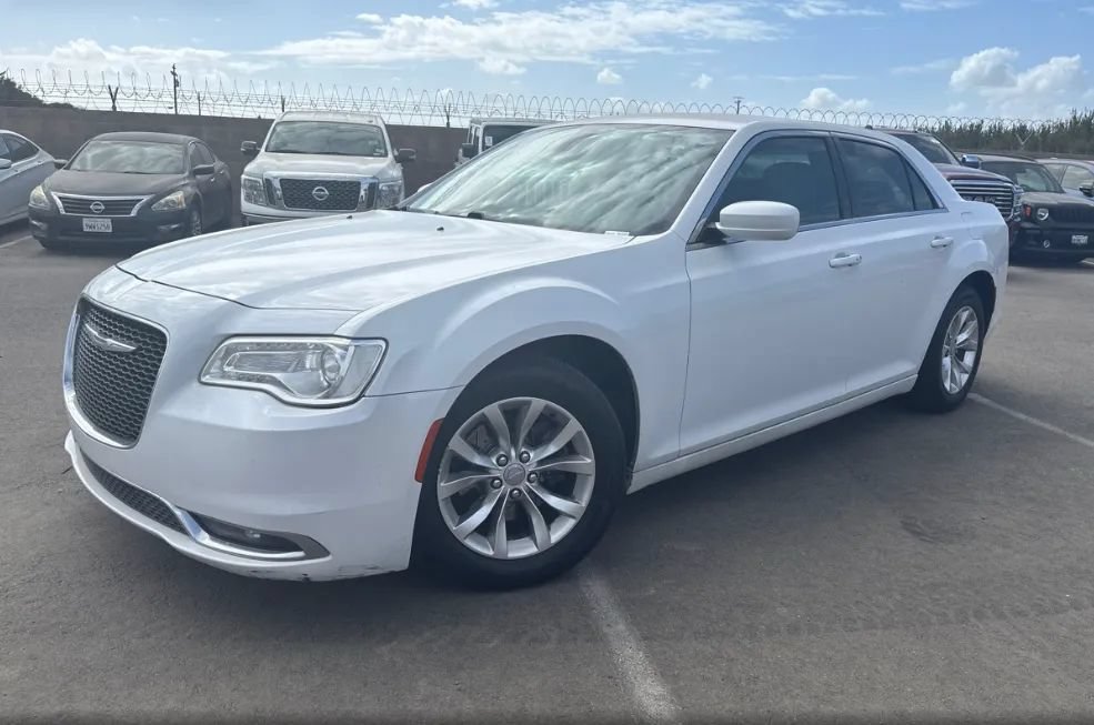 Used 2015 Chrysler 300 Limited w/ Driver Convenience Group RWD image 1