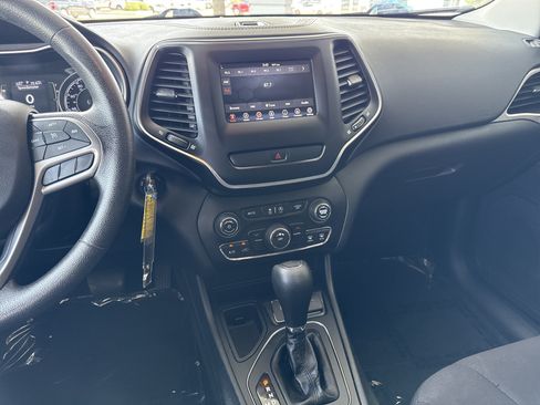 Used 2019 Jeep Cherokee Latitude w/ Popular Appearance Group FWD image 24