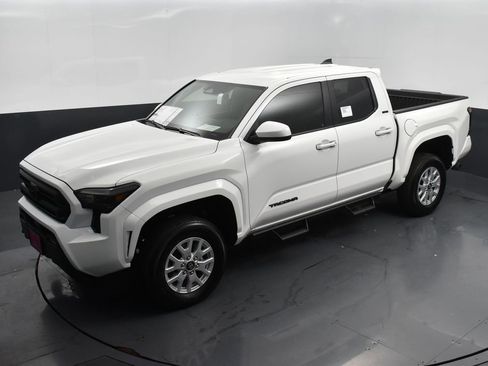 Used 2025 Toyota Tacoma SR5 RWD image 13