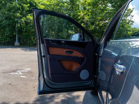 Used 2023 Bentley Bentayga AWD/4WD image 12