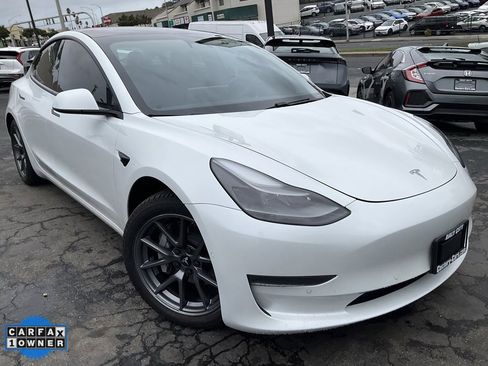 Used 2021 Tesla Model 3 Standard Range Plus image 1