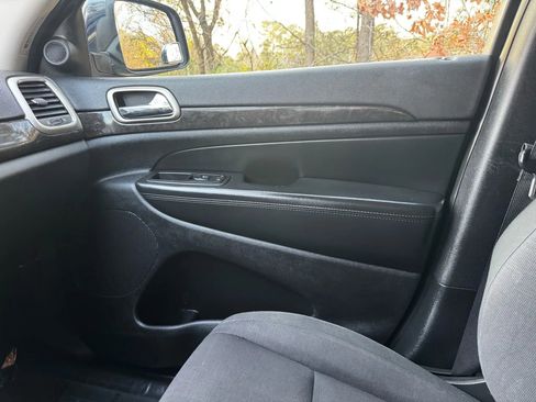 Used 2013 Jeep Grand Cherokee Laredo w/ Laredo E Group image 8