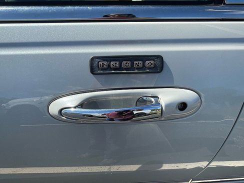Used 2005 Lincoln Town Car Signature RWD image 9