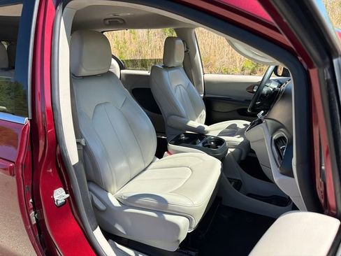 Used 2021 Chrysler Voyager Lxi image 13