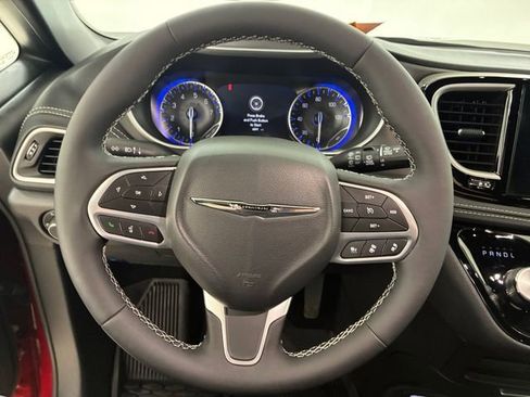 Used 2025 Chrysler Pacifica Select FWD image 22