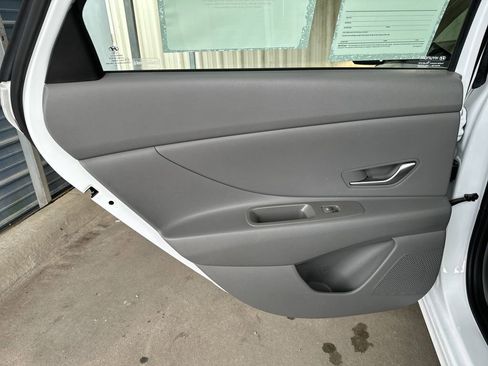 Used 2021 Hyundai Elantra SEL image 27