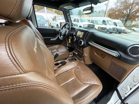 Used 2014 Jeep Wrangler Sahara w/ Connectivity Group AWD/4WD image 24