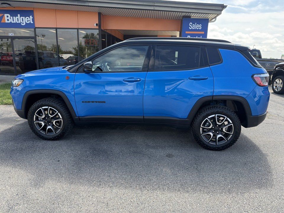 Used 2024 Jeep Compass Trailhawk AWD/4WD image 2