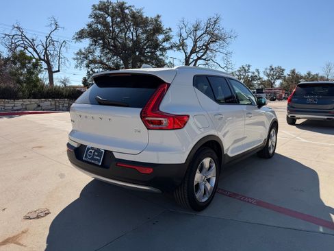 Used 2020 Volvo XC40 T4 Momentum image 6