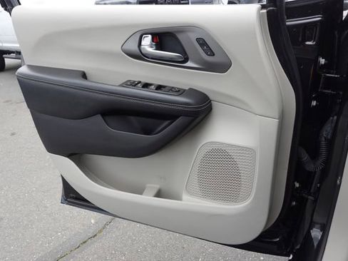 Used 2022 Chrysler Pacifica Touring-L image 22