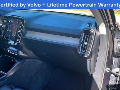 Used 2023 Volvo XC40 B4 Plus image 21