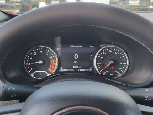 Used 2023 Jeep Renegade Altitude AWD/4WD image 7