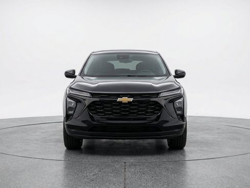 Used 2025 Chevrolet TrailBlazer LT FWD image 2