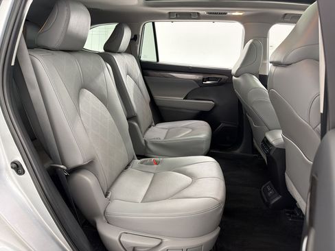 Used 2023 Toyota Highlander Platinum FWD image 35