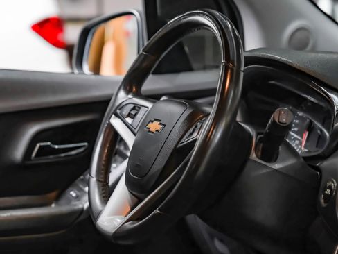 Used 2022 Chevrolet Trax LT w/ LT Convenience Package image 12