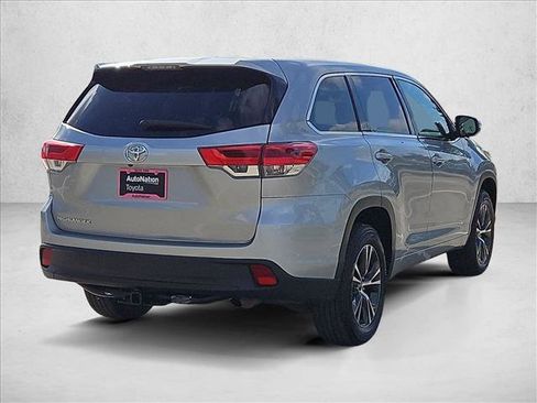 Used 2018 Toyota Highlander LE FWD image 5