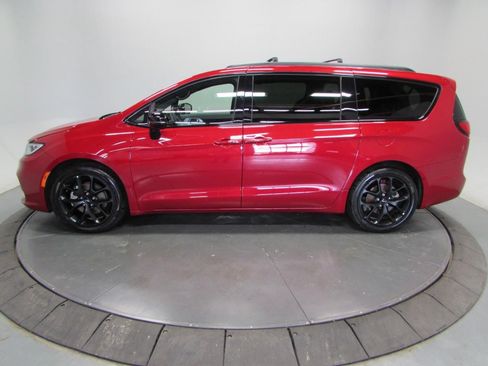 Used 2025 Chrysler Pacifica Limited FWD image 4