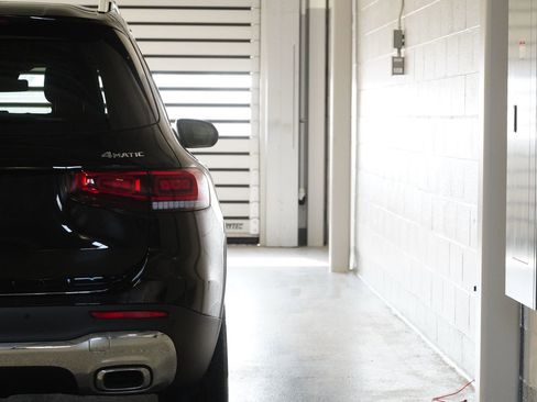 Used 2023 Mercedes-Benz GLB 250 4MATIC image 11