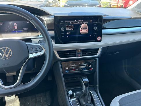 Used 2025 Volkswagen Taos SE FWD image 16