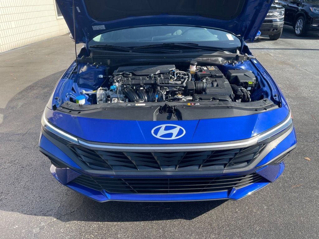 Used 2025 Hyundai Elantra SE FWD image 19