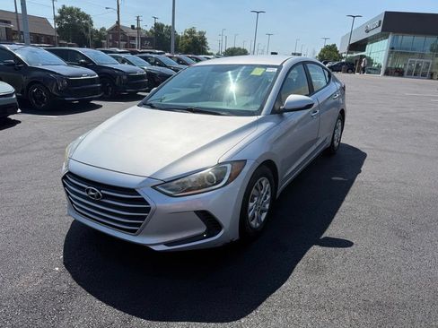 Used 2017 Hyundai Elantra SE w/ Cargo Package FWD image 3