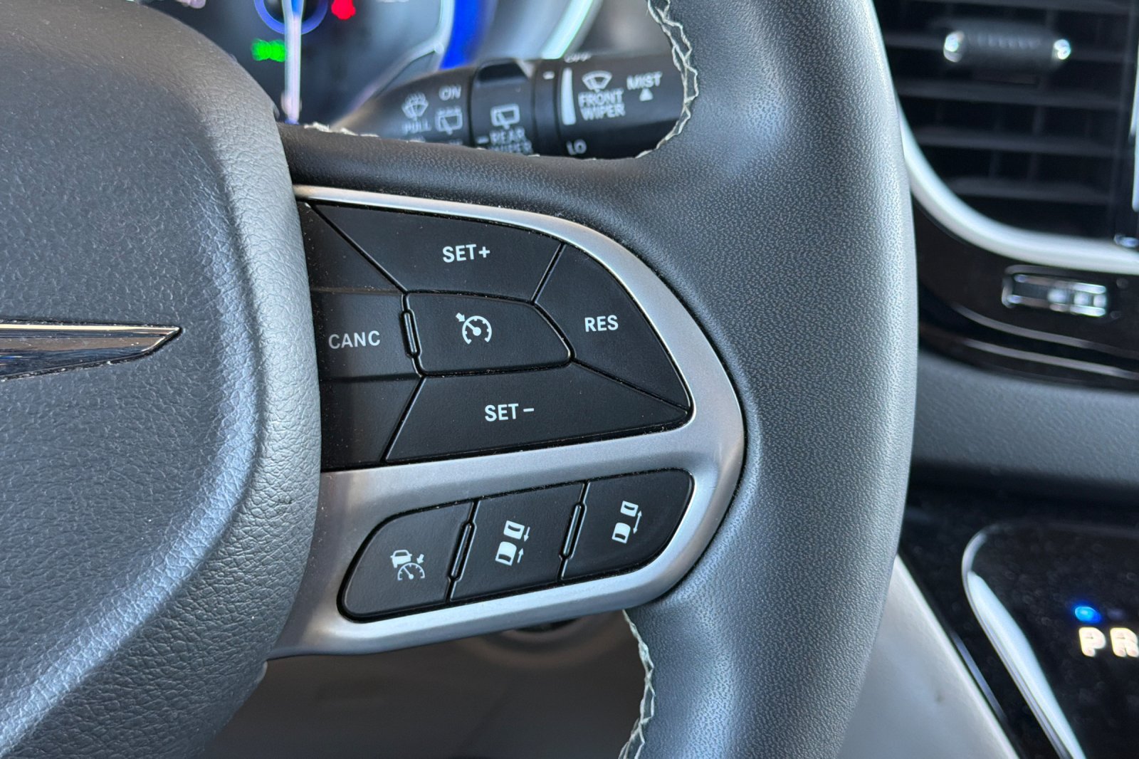 Used 2023 Chrysler Pacifica Touring-L FWD image 31