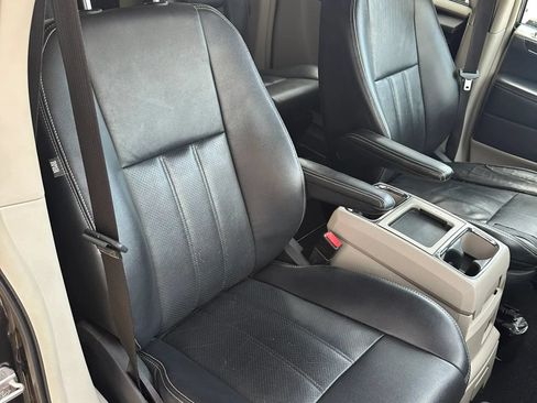Used 2011 Chrysler Town & Country Touring-L w/ Driver Convenience Group FWD image 12