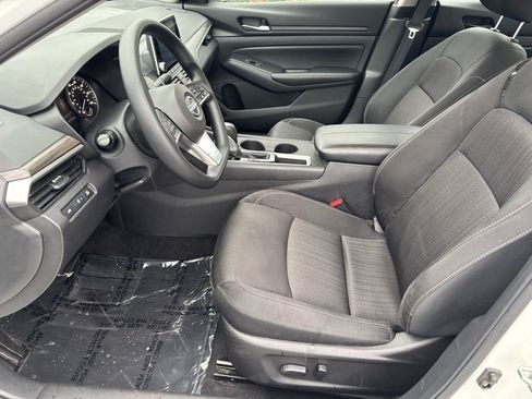 Used 2025 Nissan Altima 2.5 SV image 12