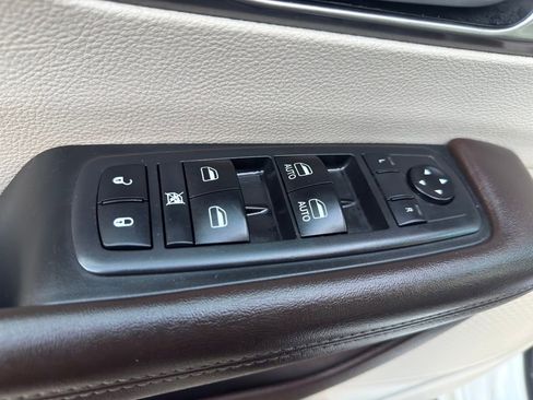 Used 2018 Chrysler Pacifica Touring-L image 11