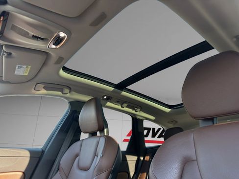 Used 2018 Volvo XC60 T5 Momentum w/ Convenience Package image 16