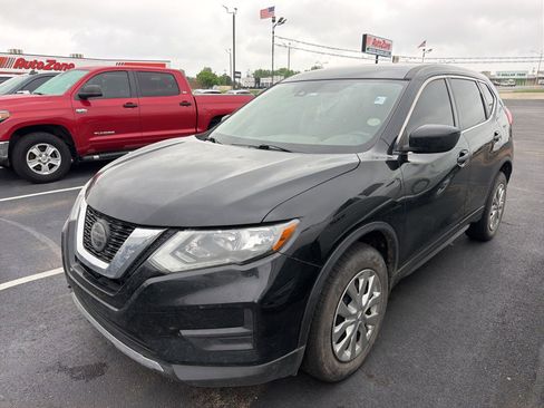 Used 2019 Nissan Rogue S image 2