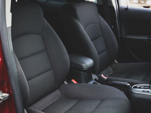 Used 2014 Chevrolet Cruze LT w/ Technology Package image 28