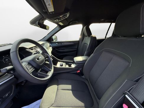 Used 2025 Jeep Grand Cherokee Laredo w/ Luxury Tech Group I image 11